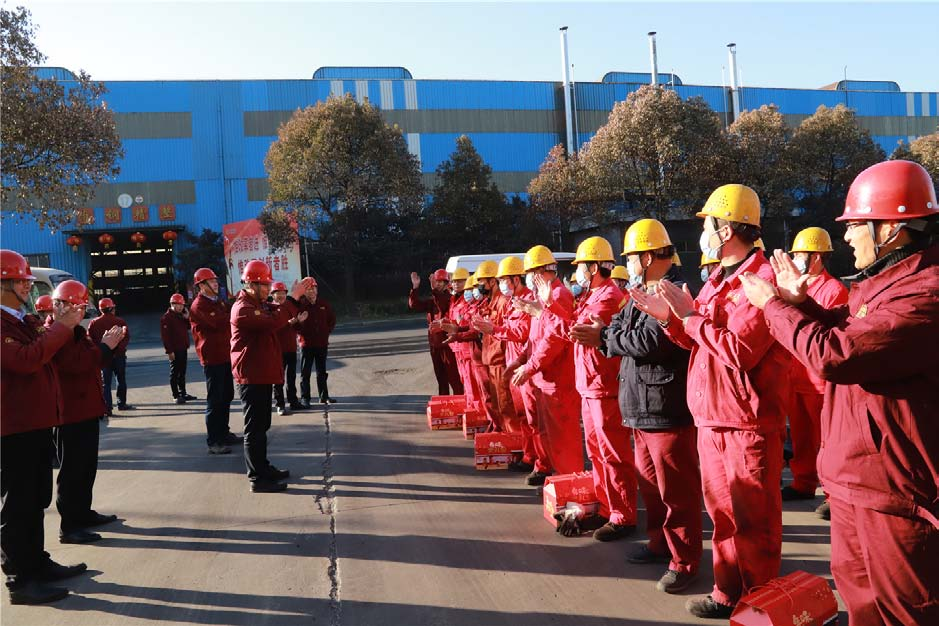 公司總經理蔣建平率隊慰問一線員工