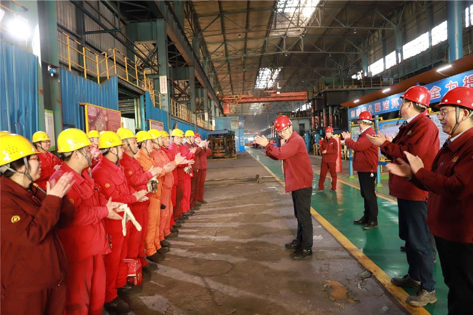 公司總經理蔣建平率隊慰問一線員工