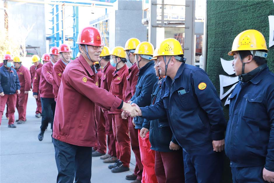 公司總經理蔣建平率隊慰問一線員工