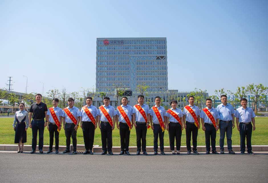 主動擔當作為 展示青春風采 ——團市委書記何喆來淮鋼“授牌”