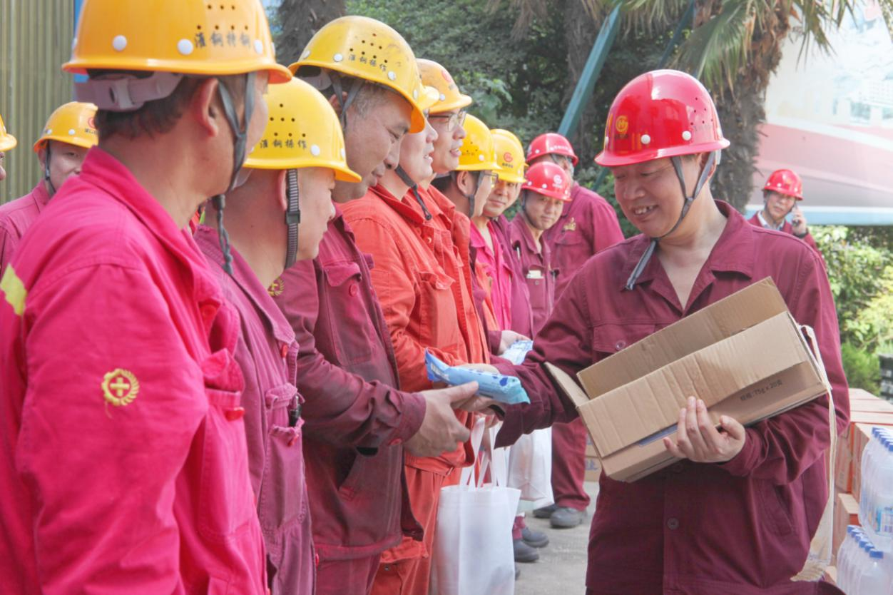 情系職工 夏送清涼 公司總經理錢洪建率隊開展高溫慰問