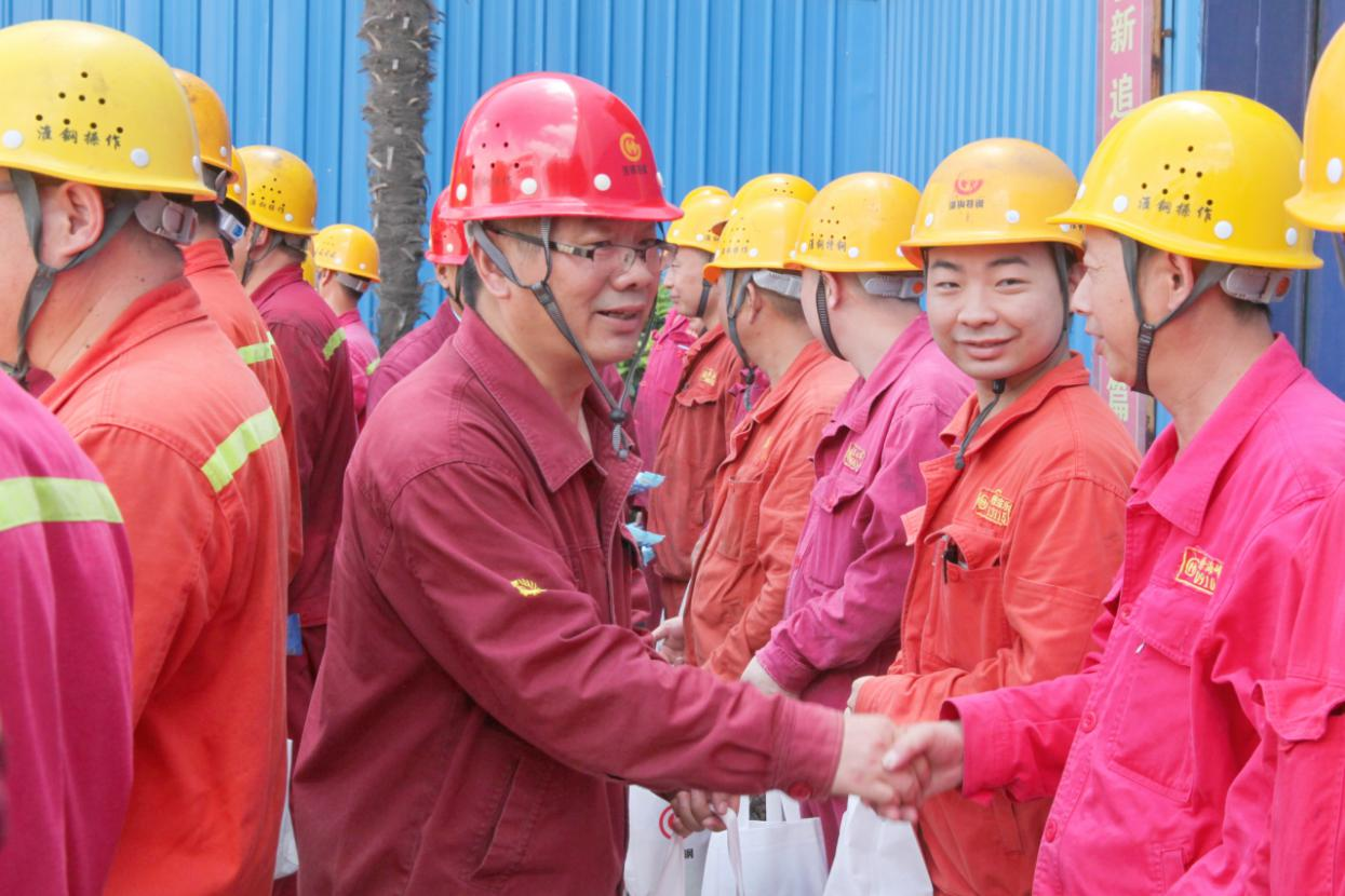 情系職工 夏送清涼 公司總經理錢洪建率隊開展高溫慰問